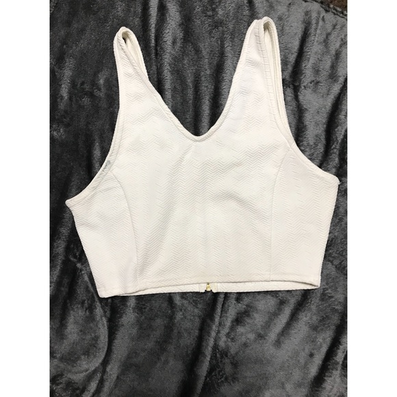 Cropped White V-neck Tank Top - Picture 2 of 4